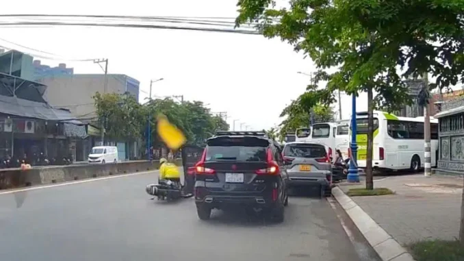 Mở cửa ô tô làm tài xế xe ôm ngã ra đường còn bắt đền 3 triệu đồng Mở cửa ô tô làm tài xế xe ôm ngã ra đường còn bắt đền 3 triệu đồng
