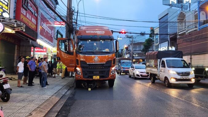 Dừng xe rút tiền, tài xế gây tai nạn ch:ết người: Khoảnh khắc á:m ả:nh bên đường Dừng xe rút tiền, tài xế gây tai nạn ch:ết người: Khoảnh khắc á:m ả:nh bên đường
