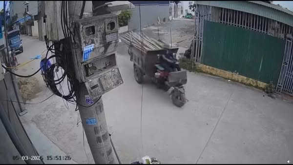 Camera vụ bé 3 tuổi bị công nông cán qua người, tranh cãi nhân viên y tế yêu cầu nộp đủ tiền mới cấp cứu Camera vụ bé 3 tuổi bị công nông cán qua người, tranh cãi nhân viên y tế yêu cầu nộp đủ tiền mới cấp cứu