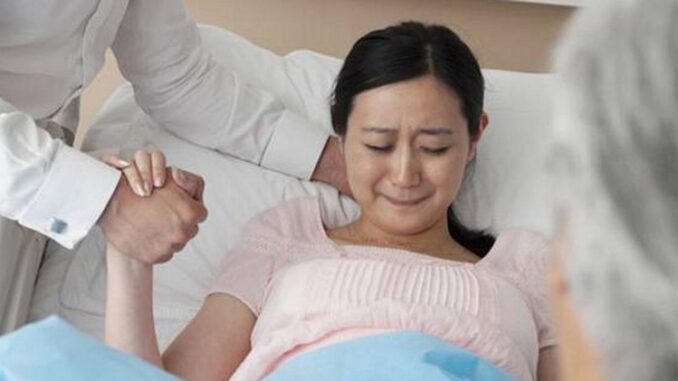 Tôi chuyển dạ sinh sớm nên chồng đi công tác không thể về kịp. Vừa đẩy từ phòng hồi sức ra, tôi liền nhận được chuyển khoản 50 triệu cùng dòng tin nhắn: “Anh cho em 50 triệu nhé, anh tin chắc đó là con trai của anh. Vài hôm nữa anh đến thăm thì mình đi xét nghiệm ADN cho chắc chắn”… Tôi không hề phản bội chồng nhưng mà cách đây 8 tháng…
