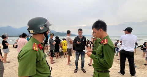 Phát hiện t.h.i t.h.ể hai h.ọ.c s.i.n.h trôi dạt vào bãi biển Nam Ô Phát hiện t.h.i t.h.ể hai h.ọ.c s.i.n.h trôi dạt vào bãi biển Nam Ô