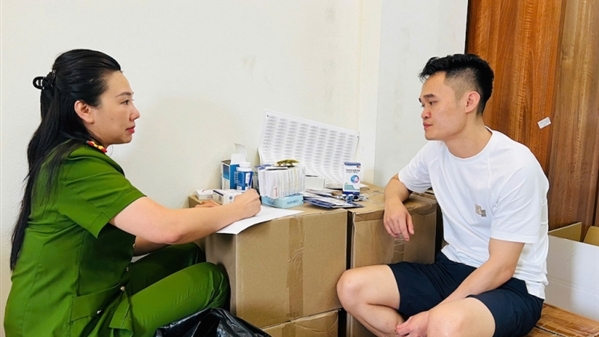 Công an TP Hà Nội triệt phá ổ nhóm sản xuất 100 tấn thực phẩm chức năng giả Công an TP Hà Nội triệt phá ổ nhóm sản xuất 100 tấn thực phẩm chức năng giả