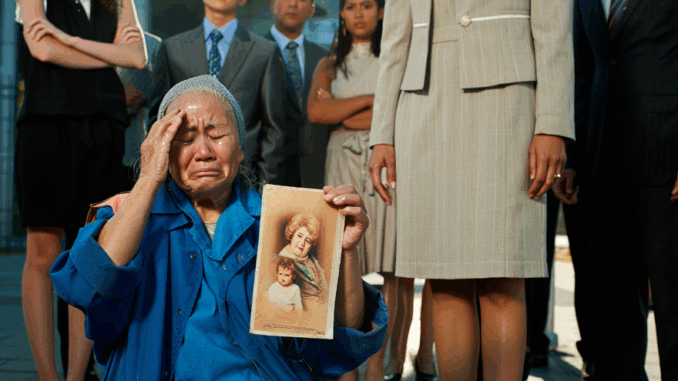 Nữ lao công nghèo ch:ật v:ật làm trong một tầm đoàn lớn, 1 ngày tất cả những ai coi thường bà đều phải tr:ả gi:;á khi bà nhặt được tấm ảnh đằng sau có dòng chữ “C:on g:ái y:;êu của mẹ, 1995” Nữ lao công nghèo ch:ật v:ật làm trong một tầm đoàn lớn, 1 ngày tất cả những ai coi thường bà đều phải tr:ả gi:;á khi bà nhặt được tấm ảnh đằng sau có dòng chữ “C:on g:ái y:;êu của mẹ, 1995”