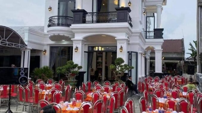 7 năm Đi XKLĐ tháng nào cũng gửi tiền đầy đủ cho bố mẹ. Một hôm bố mẹ gọi điện khoe đã mua được mảnh đất đẹp gần trung tâm xã, giá cả hợp lý. Tôi vui mừng vì ước mơ của mình đang dần thành hiện thực. Những năm tiếp theo, anh tiếp tục gửi tiền về để xây nhà. Sau 7 năm tôi quyết định về nước thì mọi chuyện cũng phát sinh từ đây, bố mẹ không chịu sang tên ngồi nhà, đến khi tôi mời luật sự mới biết sự thật. 7 năm Đi XKLĐ tháng nào cũng gửi tiền đầy đủ cho bố mẹ. Một hôm bố mẹ gọi điện khoe đã mua được mảnh đất đẹp gần trung tâm xã, giá cả hợp lý. Tôi vui mừng vì ước mơ của mình đang dần thành hiện thực. Những năm tiếp theo, anh tiếp tục gửi tiền về để xây nhà. Sau 7 năm tôi quyết định về nước thì mọi chuyện cũng phát sinh từ đây, bố mẹ không chịu sang tên ngồi nhà, đến khi tôi mời luật sự mới biết sự thật.