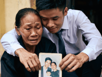 Bà cụ gi:à nhặt ve chai phát hiện trong thùng rác tấm ảnh của mình hồi xưa, càng k;;inh::hoang hơn phát hiện thêm điều không ngờ về người con trai và vợ 2 của chồng, ai nghe cũng rớt nước mắt…
