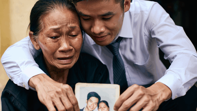 Bà cụ gi:à nhặt ve chai phát hiện trong thùng rác tấm ảnh của mình hồi xưa, càng k;;inh::hoang hơn phát hiện thêm điều không ngờ về người con trai và vợ 2 của chồng, ai nghe cũng rớt nước mắt… Bà cụ gi:à nhặt ve chai phát hiện trong thùng rác tấm ảnh của mình hồi xưa, càng k;;inh::hoang hơn phát hiện thêm điều không ngờ về người con trai và vợ 2 của chồng, ai nghe cũng rớt nước mắt…