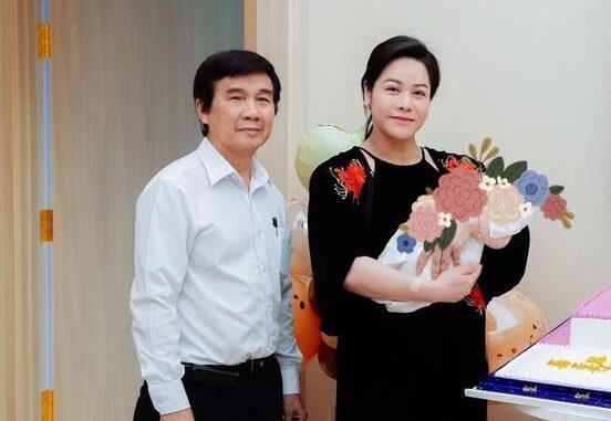 Chính thức: Nhật Kim Anh ôm con công khai danh tính người đàn ông cực có tiếng không ai trong giới không biết đến, khán giả cả nước chúc mừng Chính thức: Nhật Kim Anh ôm con công khai danh tính người đàn ông cực có tiếng không ai trong giới không biết đến, khán giả cả nước chúc mừng