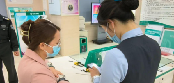 Đóng gần 830 triệu tiền bảo hiểm suốt 10 năm, đến hạn rút tiền thì công ty thông báo: “Hợp đồng ghi rõ phải đợi đến năm 2084” Đóng gần 830 triệu tiền bảo hiểm suốt 10 năm, đến hạn rút tiền thì công ty thông báo: “Hợp đồng ghi rõ phải đợi đến năm 2084”