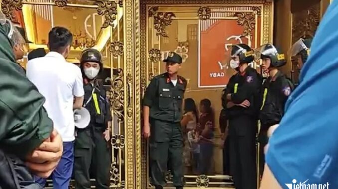 Lai lịch khét tiếng của ông trùm giang hồ Tuấn ‘thần đèn’ vừa bị Bộ Công an khám nhà Lai lịch khét tiếng của ông trùm giang hồ Tuấn ‘thần đèn’ vừa bị Bộ Công an khám nhà
