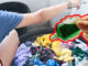 Nhỏ một giọt dầu gió vào quần áo lúc đang ngâm: Công dụng “đặc biệt”, không phải ai cũng biết để áp dụng