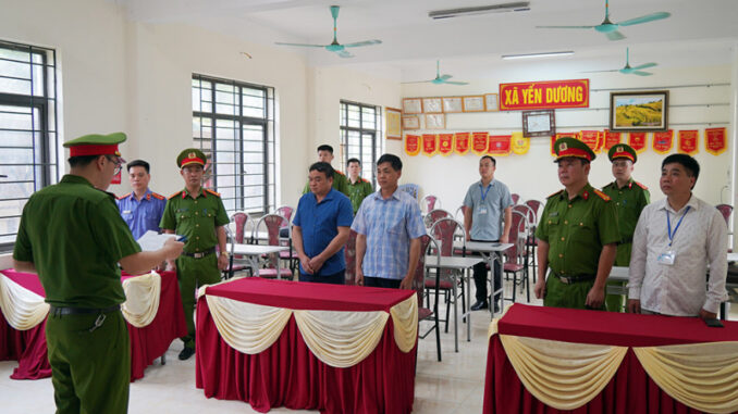 Câu kết xén dự án gà thịt, Chủ tịch và Phó Chủ tịch xã bị ‘vào lò’ Câu kết xén dự án gà thịt, Chủ tịch và Phó Chủ tịch xã bị ‘vào lò’