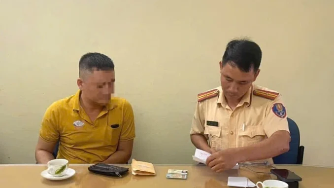 Xử phạt tài xế cố tình mở cửa xe buýt va vào người đi xe máy Xử phạt tài xế cố tình mở cửa xe buýt va vào người đi xe máy