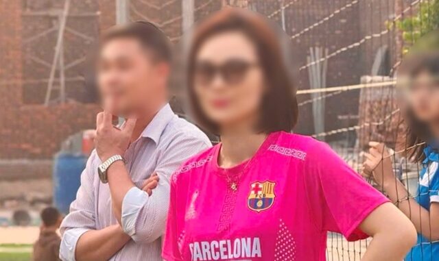 Nóng: Người đàn ông lao vào trường tiểu học rồi điên cuồng đâm dao vào vợ, nguyên nhân ra tay là gì? Nóng: Người đàn ông lao vào trường tiểu học rồi điên cuồng đâm dao vào vợ, nguyên nhân ra tay là gì?