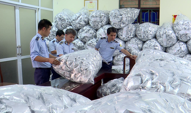 Bắc Ninh: Phát hiện kho chứa 40.000 gói rong biển tr.ôi nổ.i chuẩn bị tuồn ra thị trường Bắc Ninh: Phát hiện kho chứa 40.000 gói rong biển tr.ôi nổ.i chuẩn bị tuồn ra thị trường