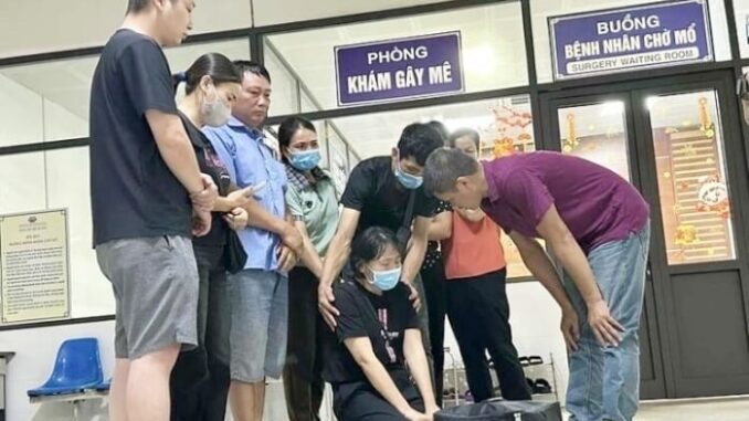 Nghẹn lòng khoảnh khắc nữ điều dưỡng quỳ gối tiễn biệt tạng chồng, gieo sự sống cho 7 số phận Nghẹn lòng khoảnh khắc nữ điều dưỡng quỳ gối tiễn biệt tạng chồng, gieo sự sống cho 7 số phận