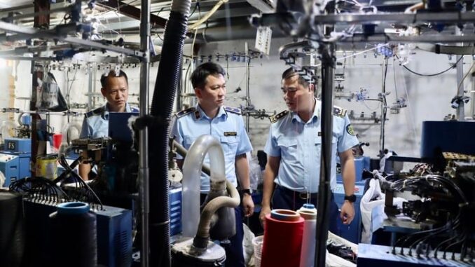 Phát hiện xưởng sản xuất hàng chục nghìn đôi tất giả tại La Phù, Hà Nội Phát hiện xưởng sản xuất hàng chục nghìn đôi tất giả tại La Phù, Hà Nội