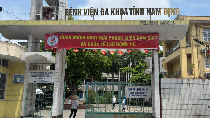 Đình chỉ 3 bác sĩ, 2 điều dưỡng vụ bị tố ‘nộp đủ tiền mới cấp cứu’ ở Nam Định Đình chỉ 3 bác sĩ, 2 điều dưỡng vụ bị tố ‘nộp đủ tiền mới cấp cứu’ ở Nam Định