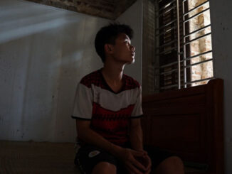 Anh của bé trai 4 tuổi kể lại giây phút hoả:ng lo:ạn, ôm em trong viện sau khi bị xe công nông c:án qua người