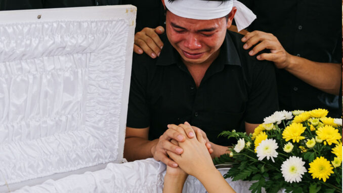Người chồng đau khổ vuốt má vợ lần cuối trước khi đóng nắp qua;/n t;/ài nhưng khi vừa rời tay, má cô b:/ất ng;/ờ rơi ra một lớp
