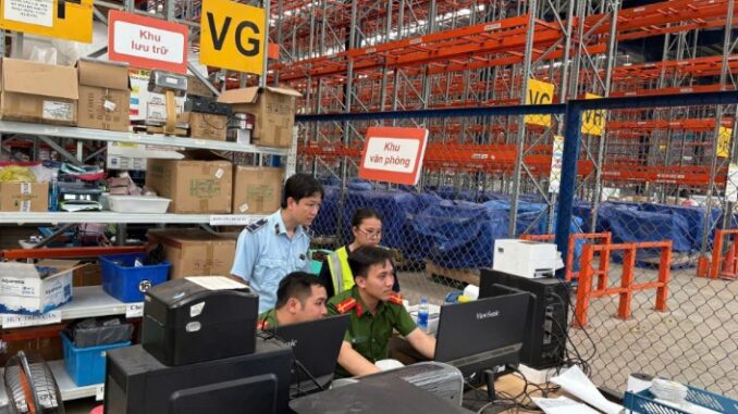 Kiểm tra kho hàng ‘khủng’ của Công ty Á Châu, thu giữ gần 226.000 sản phẩm nhập lậu Kiểm tra kho hàng ‘khủng’ của Công ty Á Châu, thu giữ gần 226.000 sản phẩm nhập lậu