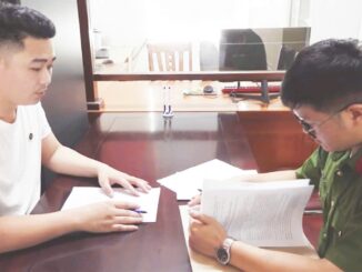 Tạm giữ hình sự người đàn ông chồm qua bàn hành hung nữ nhân viên y tế