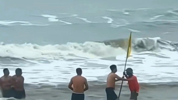 N:Ó:NG: Xôn xao c:lilp nhân viên bảo vệ bãi biển Cửa Lò ngăn du khách t;ắm trước khi 20 người bị đ:u:ối n:ước sáng nay, ai cũng b:ức x:úc N:Ó:NG: Xôn xao c:lilp nhân viên bảo vệ bãi biển Cửa Lò ngăn du khách t;ắm trước khi 20 người bị đ:u:ối n:ước sáng nay, ai cũng b:ức x:úc
