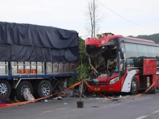 Xe khách húc đuôi xe tải, 1 người chết, 27 người đa chấn thương