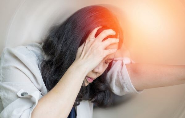 Trời nắng nóng 40 độ C, đề phòng say nắng, đột quỵ khi ngoài đường, thấy dấu hiệu này cần tới bệnh viện ngay