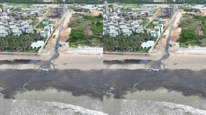 Người dân ngỡ ngàng trước dòng nước đen kịt đổ ra biển Vũng Tàu Người dân ngỡ ngàng trước dòng nước đen kịt đổ ra biển Vũng Tàu