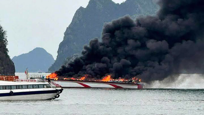 Tàu cao tốc đang về bến bốc cháy dữ dội, 5 thuyền viên hoảng hốt nhảy xuống biển Tàu cao tốc đang về bến bốc cháy dữ dội, 5 thuyền viên hoảng hốt nhảy xuống biển