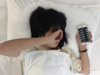 Chuyên gia cảnh báo 7 tác hại đáng sợ với những người hay để điện thoại ở đầu giường khi ngủ