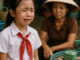 Bé gái không được cô chủ nhiệm cho đi du lịch chỉ vì áo đồng phục bị ám mùi của mẹ đang bán cá ngoài chợ. 10 phút sau người mẹ về nhà rồi mang theo 1 thứ đến trường khiến hiệu trưởng cũng phải q/uỳ gối xin lỗi