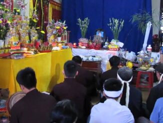 Sau 49 ngày của vợ, tôi lên dọn dẹp phòng ngủ thì chết điếng khi thấy tờ giấy nhỏ em để lại trong ngăn kéo, cầm lên đọc mà toàn thân run rẩy
