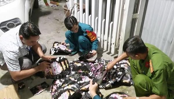 NÓNG: Phát hiện cơ sở làm giả nước mắm, nước giặt số lượng lớn ở An Giang
