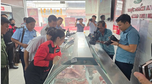 Nhiều tỉnh đồng loạt kiểm tra các cửa hàng, lò mổ của C.P. Việt Nam Nhiều tỉnh đồng loạt kiểm tra các cửa hàng, lò mổ của C.P. Việt Nam