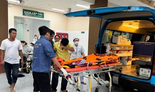 Công nhân tử vong khi leo từ tầng cao xuống để trú mưa