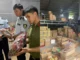 Đột kích kho hàng lậu 34.000 sản phẩm, phát hiện chân gà, xúc xích thố.i rữ.a