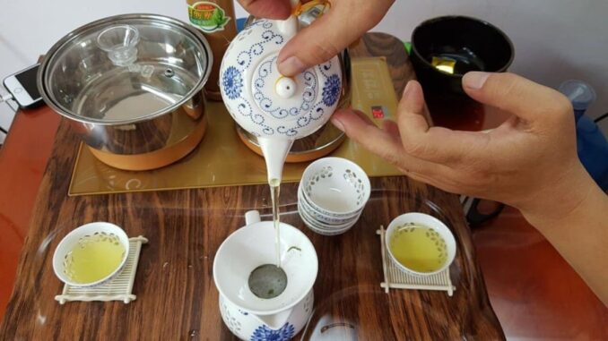 Tại sao không nên dùng nước sôi 100 độ pha trà xanh?