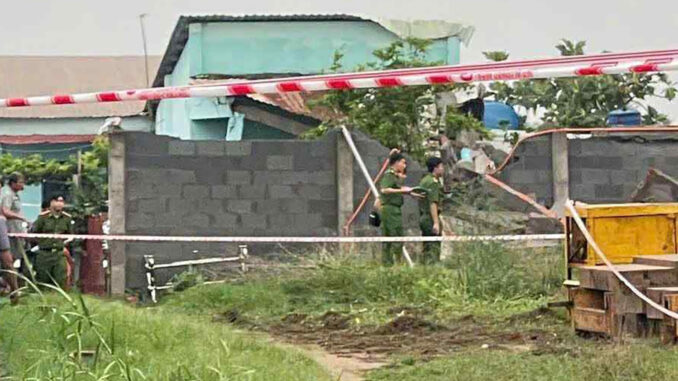 Tường rào cao 8m đổ sập, đè chết hai bà cháu Tường rào cao 8m đổ sập, đè chết hai bà cháu