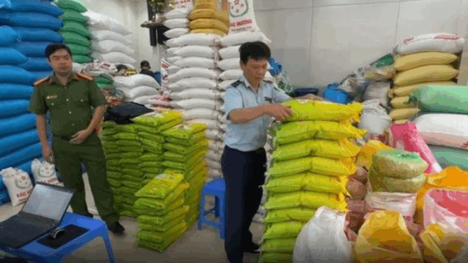 Hà Nội phát hiện nhiều cửa hàng bán gạo gi:::ả nhãn hiệu ST25