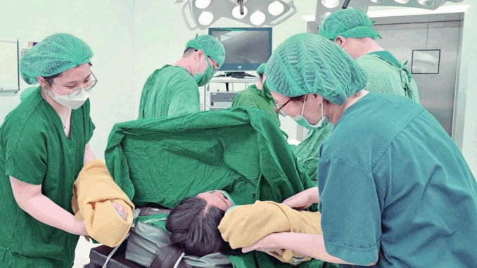 Hà Nội: Sản phụ mang song thai, mắc Covid-19 được mổ cấp cứu kịp thời Hà Nội: Sản phụ mang song thai, mắc Covid-19 được mổ cấp cứu kịp thời