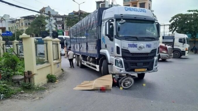Nữ sinh viên năm cuối đại học tử vong thương tâm do va chạm với xe tải Nữ sinh viên năm cuối đại học tử vong thương tâm do va chạm với xe tải