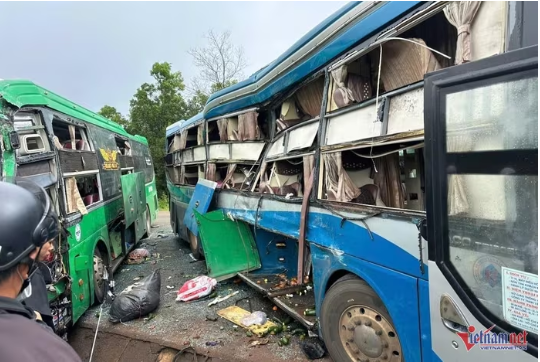 Hai xe gi:ường nằm vỡ n::át sau cú t:ông trực diện trên quốc lộ, nhiều người bị thương Hai xe gi:ường nằm vỡ n::át sau cú t:ông trực diện trên quốc lộ, nhiều người bị thương