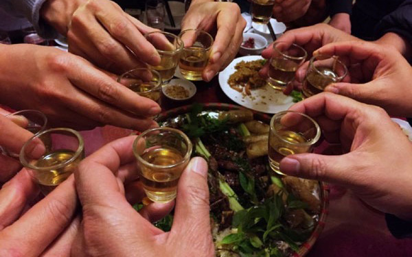 Vụ 2 người đàn ông ở Nghệ An t:ử vo:ng: Cùng đến nhà 1 bạn chơi, ra về thì có triệu chứng bất thường Vụ 2 người đàn ông ở Nghệ An t:ử vo:ng: Cùng đến nhà 1 bạn chơi, ra về thì có triệu chứng bất thường